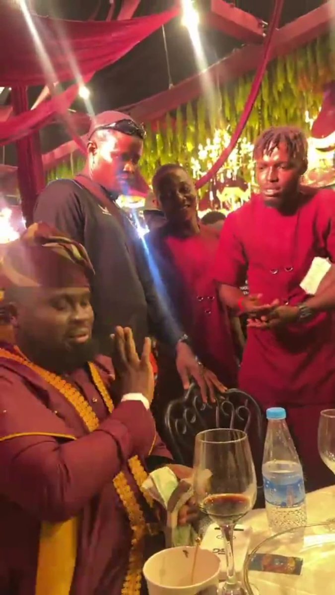 GuyMr10's tweet photo. SirBalo transferred ₦500k and took cash from a money changer yesterday at Peller’s wedding but he realized the money isn’t heavy, so he decided to count it while the money changer was rushing him but guess what? He later found out the money was incomplete 😭😭 https://t.co/Bu9IBVXnvL