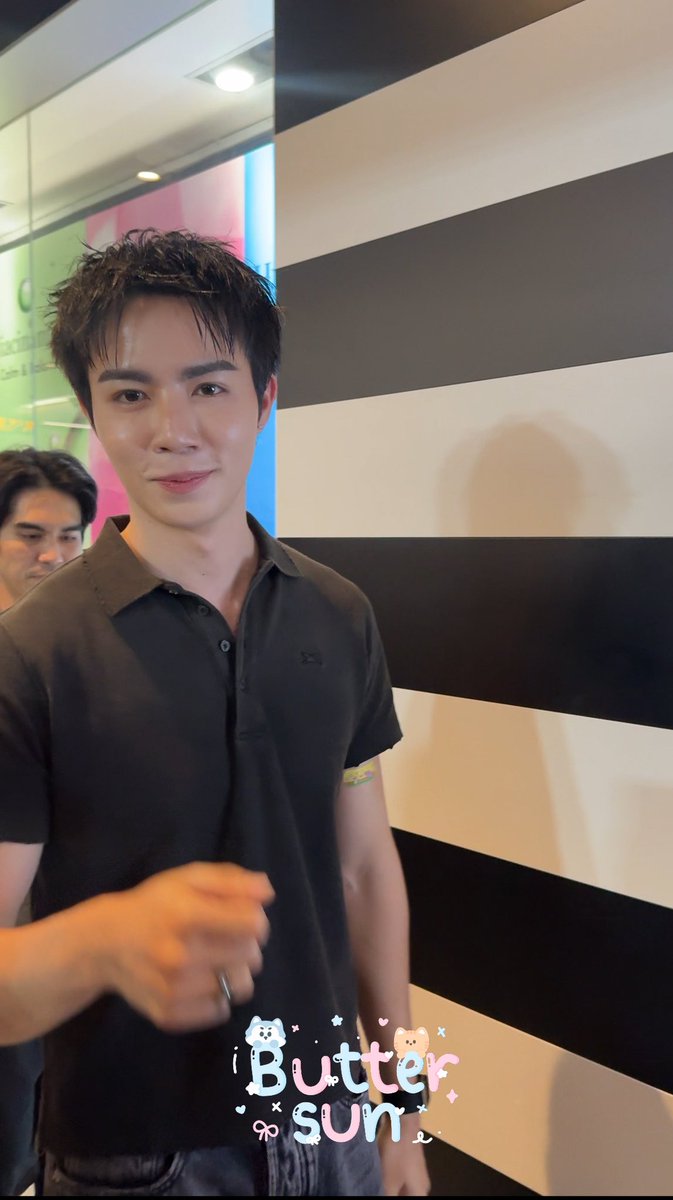 buttersun3651's tweet photo. ว้ากกก ผมอยู่หลังสุด ละเธอคือโผล่มาจากไหนมาก 🤧🤏🏼

#ZeePruk #SUPERSUN 
#SUPERSUNxSIAMCENTER 
#SUPERSUNPOPUPINBKK https://t.co/xzUgCMYcOP