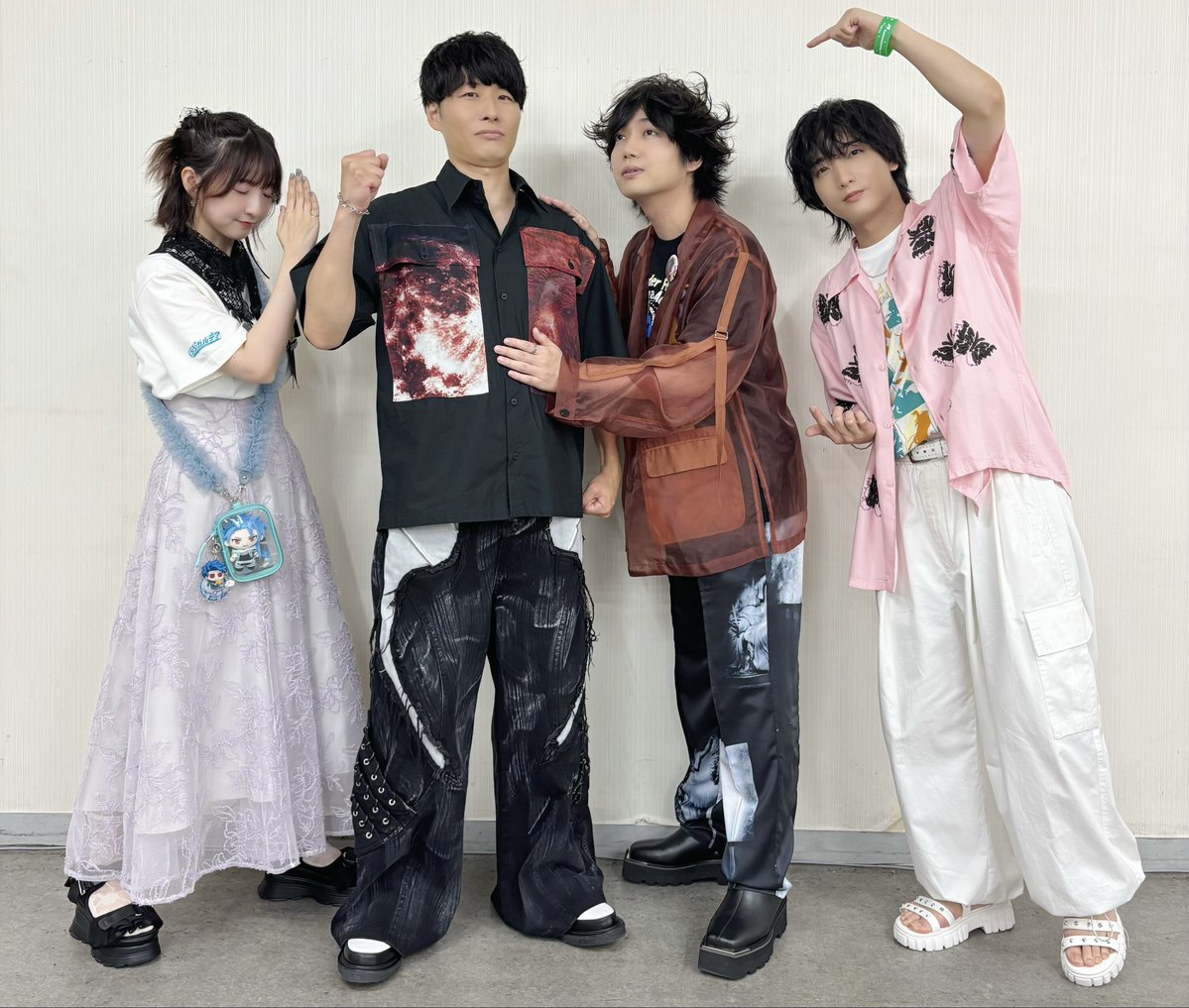 Shoya_Chiba's tweet photo. サプライズ登壇のあと、
アズライール役の金本涼輔さんを沢山触り、
それでもダメで直接押していただいたら……

応じてくれました…！！！！！
#FGOフェス #FGO11周年　#FGO https://t.co/3563GCorTv