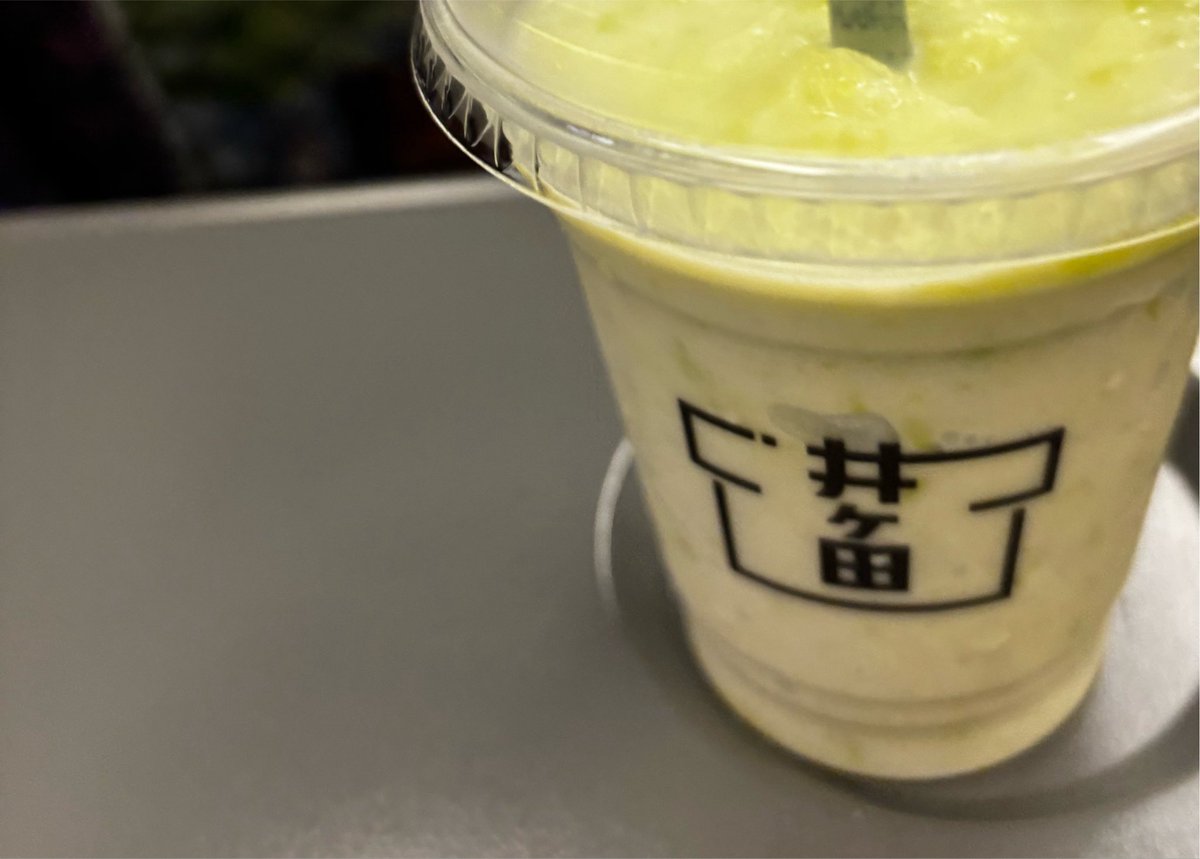 mally7192's tweet photo. ライブ後に貪欲に寿司を喰らってずんだシェイクを飲みながら帰ります🚄
生牡蠣美味かった✨ https://t.co/o0hVJUzFOS