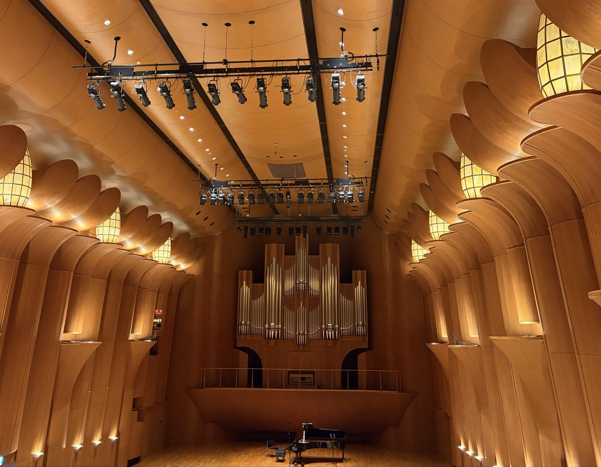 tm39mocchi's tweet photo. 髙木凜々子さん🎻♪
山伸サステインホールでのヴァイオリンリサイタル。

オープニングの『G線上のアリア』から澄んだ音色に引き込まれました。

木の温もりを感じるホールの豊かな余韻と、生の空気感が心地よくて、
心が満たされる至福のひとときに。

また明日からも頑張れそう。
うん、頑張ろ。😊 https://t.co/jYlrkOWDyL