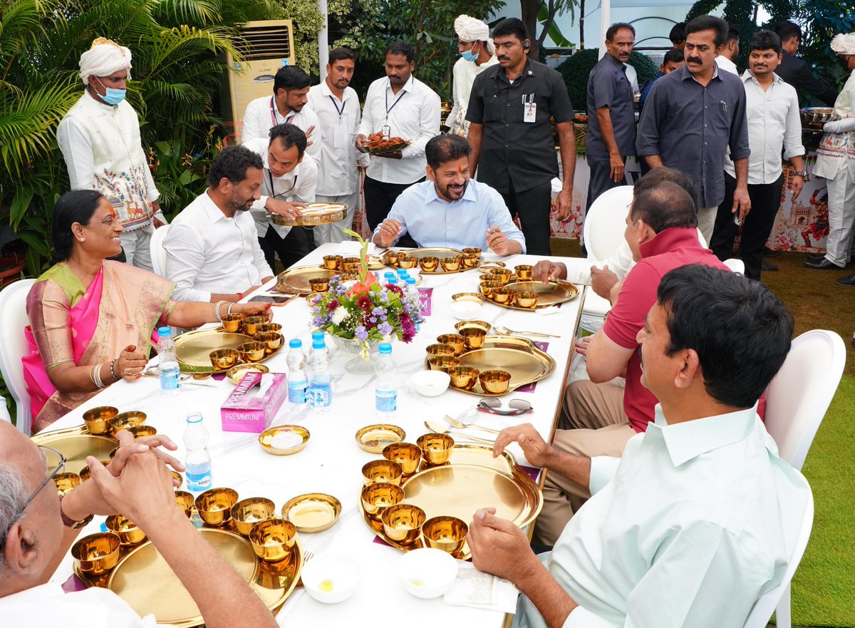 Congress4TS's tweet photo. మంత్రి పొన్నం ప్రభాకర్ నివాసంలో బోనాల సంబరాల్లో పాల్గొన్న సీఎ��� రేవంత్ రెడ్డి

CM Revanth Reddy Shares Bonalu Celebrations at Minister Ponnam Prabhakar’s Residence https://t.co/Mt8BEncAr3