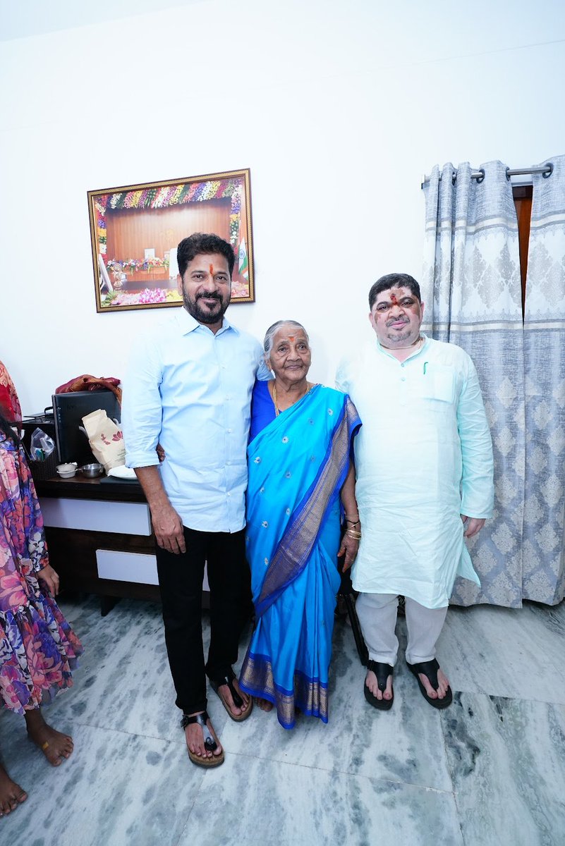 Congress4TS's tweet photo. మంత్రి పొన్నం ప్రభాకర్ నివాసంలో బోనాల సంబరాల్లో పాల్గొన్న సీఎ��� రేవంత్ రెడ్డి

CM Revanth Reddy Shares Bonalu Celebrations at Minister Ponnam Prabhakar’s Residence https://t.co/Mt8BEncAr3