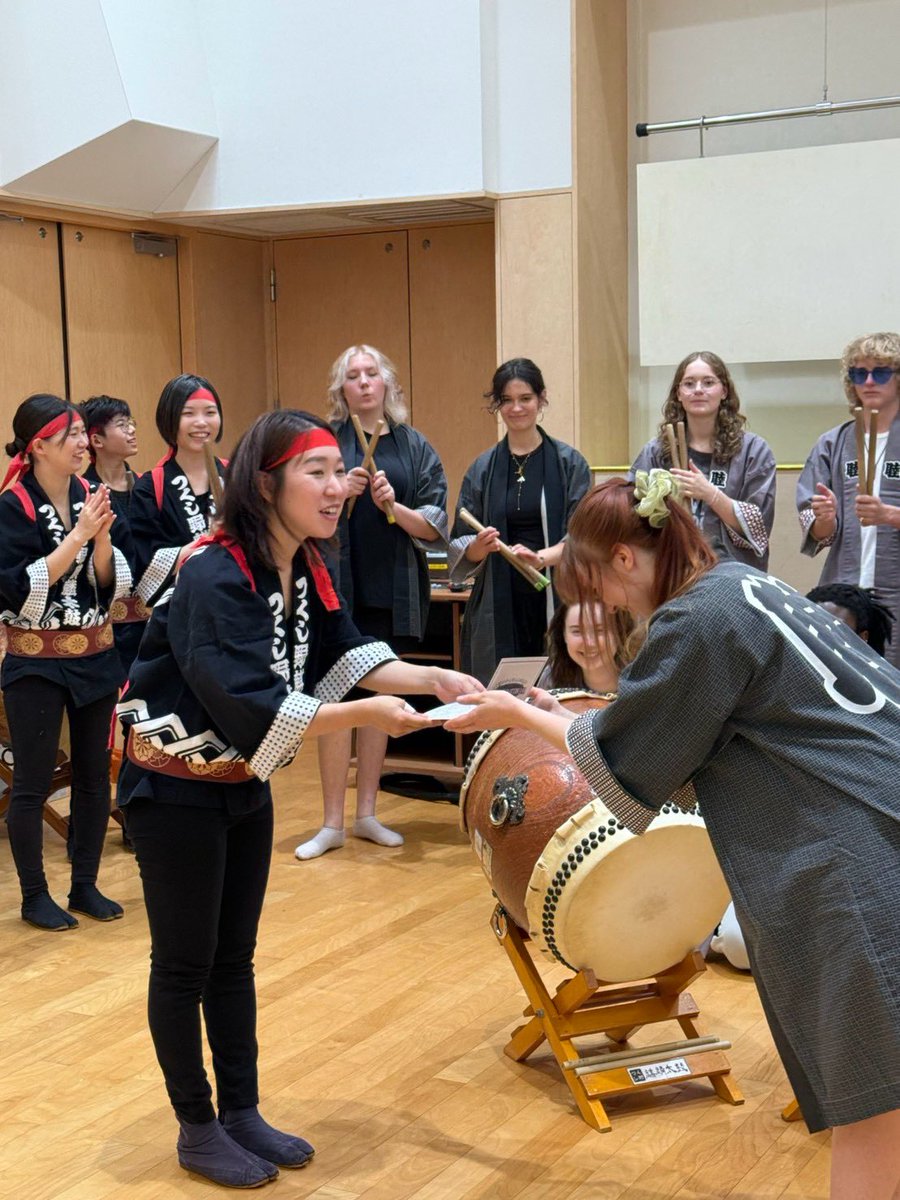 kirin_daiko's tweet photo. 続いて、本日8/2（日）は、「#我孫子ホストファミリーの会 」さんのご依頼で、#ホームステイ に来てくれた皆さんの #和太鼓体験 をお手伝いしました🇯🇵🇺🇸🇦🇺
最初に私たちの演奏を聴いていただいた後に、「ロックソーラン節」と「晴れるや」を一緒に練習しました。皆さんとっても上手でした👏☺️✨ https://t.co/1f11IAu2xO
