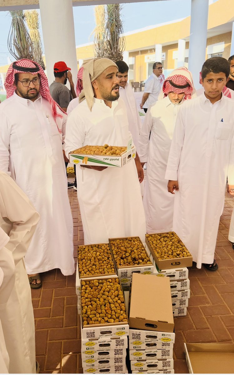 tamimi3035's tweet photo. مهرجان تمور الخبراء ورياض الخبراء.. انطلاقة قوية تبشر بموسم استثنائي

سجّل مهرجان تمور الخبراء ورياض الخبراء، المقام في جادة الخبراء، بداية قوية تعكس حجم الإقبال والثقة التي يحظى بها المهرجان، وتبشر بحركة بيع وشراء نشطة خلال الأيام المقبلة.

وشهد اليوم الأول للمهرجان إقبالًا كبيرًا من المتسوقين والتجار، أسفر عن بيع كامل الكميات المعروضة في ساحة الحراج، والتي بلغت (223 ك) من مختلف أصناف التمور، في مؤشر واضح على قوة الطلب وحيوية السوق منذ انطلاقته.

وتؤكد هذه البداية المميزة المكانة التي يحتلها المهرجان بوصفه منصة اقتصادية وتسويقية مهمة لمزارعي النخيل ومنتجي التمور، إلى جانب كونه وجهة جاذبة للمتسوقين والزوار من داخل المنطقة وخارجها.

ومع استمرار فعاليات المهرجان وتزايد أعداد المشاركين والزوار، تبدو التوقعات واعدة بموسم ناجح يحقق حركة تجارية مزدهرة، ويعزز من مكانة الخبراء ورياض الخبراء كإحدى أبرز الوجهات المتخصصة في تسويق التمور وإبراز جودة المنتج المحلي.
وهذا المهرجان يحضى بمتابعة من رئيس اللجنة المنظمة رئيس لجنة أهالي رياض الخبراء رجل الأعمال الشيخ:خالد بن محمد الخضير@khalidalkhodair .
#مهرجان_تمور_الخبراء_ورياض_الخبراء #القصيم #رياض_الخبراء #الخبراء