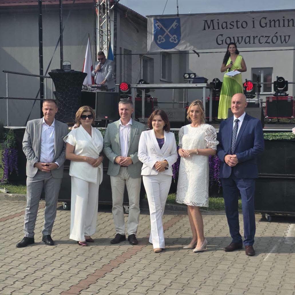 AnnaMKrupka's tweet photo. Wspaniale było spotkać się 🤝🏻z mieszkańcami podczas Dni Miasta i Gminy #Gowarczów. Dziękuję za wszystkie serdeczne rozmowy, uśmiechy i wspólnie spędzony czas. Takie wydarzenia pokazują, jak wiele energii i siły jest w lokalnej społeczności. ❤️

Dziękuję Gowarczowowi za tak ciepłe przyjęcie i do zobaczenia na kolejnych wydarzeniach! 🇵🇱