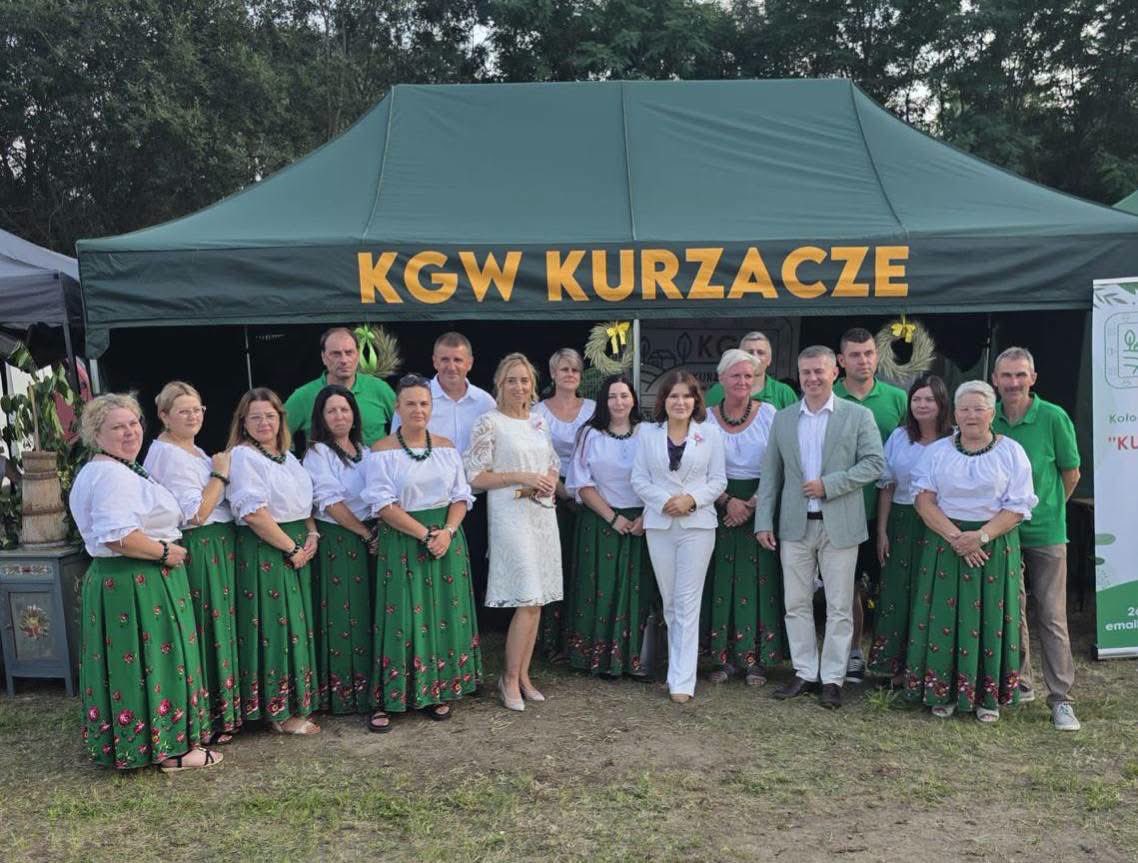 AnnaMKrupka's tweet photo. Wspaniale było spotkać się 🤝🏻z mieszkańcami podczas Dni Miasta i Gminy #Gowarczów. Dziękuję za wszystkie serdeczne rozmowy, uśmiechy i wspólnie spędzony czas. Takie wydarzenia pokazują, jak wiele energii i siły jest w lokalnej społeczności. ❤️

Dziękuję Gowarczowowi za tak ciepłe przyjęcie i do zobaczenia na kolejnych wydarzeniach! 🇵🇱