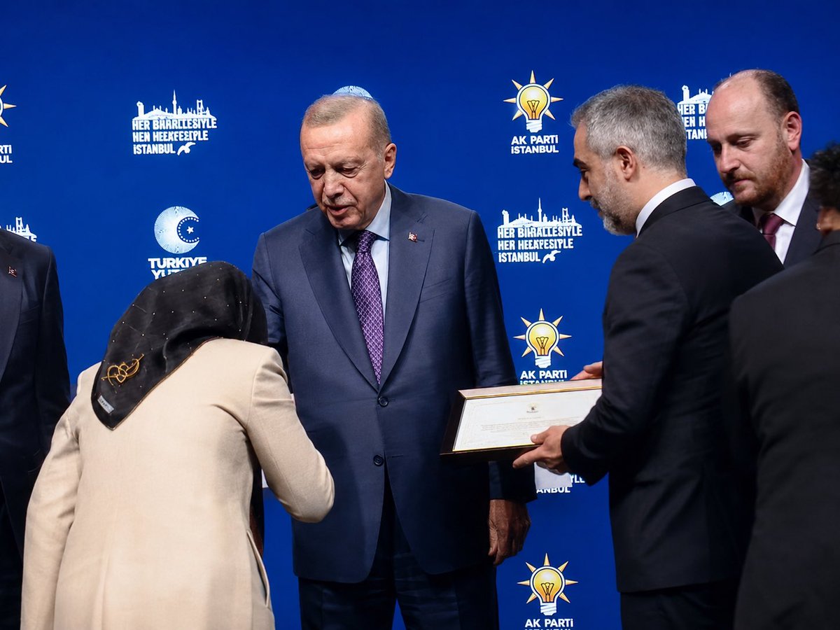 SedaBatal_24's tweet photo. Güçlü liderlik, büyük hedefler ve Türkiye Yüzyılı vizyonu…

Sayın Cumhurbaşkanımız Recep Tayyip Erdoğan’ın liderliğinde ülkemize hizmet yolunda atılan her adım, bizlere daha büyük bir sorumluluk ve daha güçlü bir motivasyon veriyor.

Bu anlamlı anın bir parçası olmaktan büyük bir onur ve gurur duydum.

Rabbim, Sayın Cumhurbaşkanımıza sağlık, güç ve kuvvet versin. Türkiye’nin yarınları için durmadan, yorulmadan çalışmaya devam edeceğiz.

🇹🇷 Liderimizin izinde, milletimizin hizmetindeyiz.

@RTErdogan