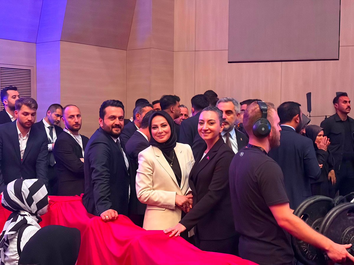 SedaBatal_24's tweet photo. Güçlü liderlik, büyük hedefler ve Türkiye Yüzyılı vizyonu…

Sayın Cumhurbaşkanımız Recep Tayyip Erdoğan’ın liderliğinde ülkemize hizmet yolunda atılan her adım, bizlere daha büyük bir sorumluluk ve daha güçlü bir motivasyon veriyor.

Bu anlamlı anın bir parçası olmaktan büyük bir onur ve gurur duydum.

Rabbim, Sayın Cumhurbaşkanımıza sağlık, güç ve kuvvet versin. Türkiye’nin yarınları için durmadan, yorulmadan çalışmaya devam edeceğiz.

🇹🇷 Liderimizin izinde, milletimizin hizmetindeyiz.

@RTErdogan