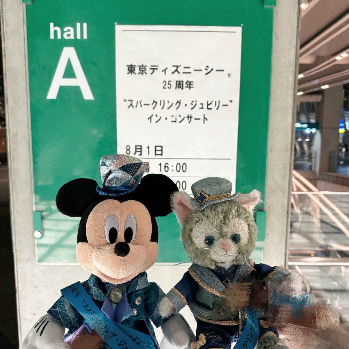 ay47pc's tweet photo. スパークリングジュビリーインコンサート、本当に感動だった😭🩵🩵 大泣きの1部が終わって、お互いボロボロだった😹 東京ディズニーシーは25周年、わたしたちは13周年というところですか https://t.co/HVKvszqSra