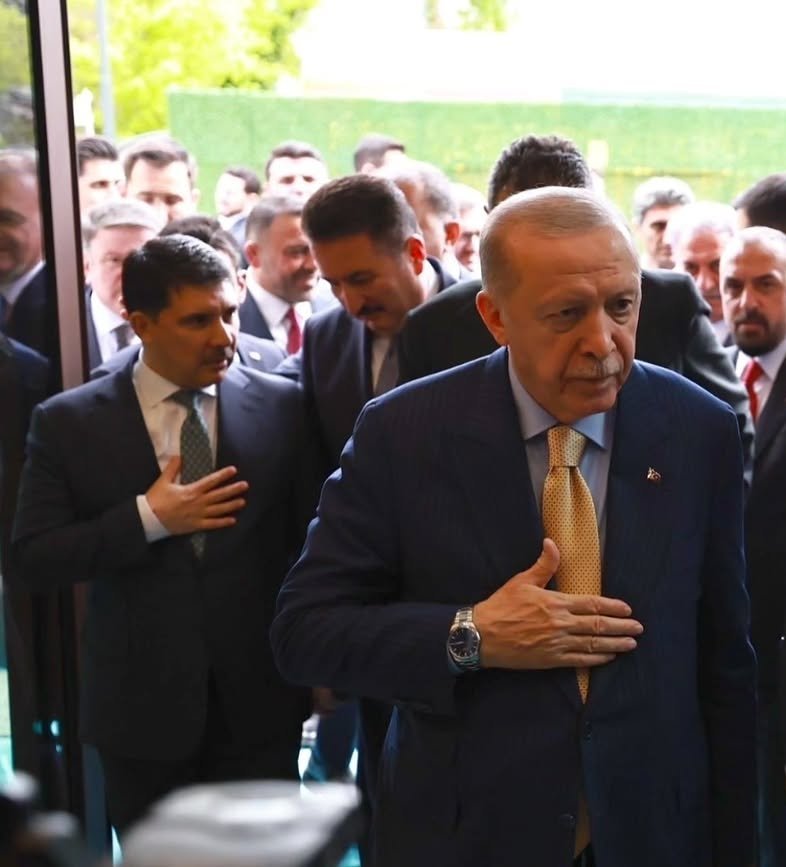 MDervisOZKAN's tweet photo. Adanmış bir ruhun ta kendisi Birilerinden medet ummadı en yakınındakini satmadı. Sessiz sedasız dedim ya işte sessiz devrim gibidir..

#Cumhurbaşkanlığı Özel Kalem Müdürü Büyükelçimiz Prof. Dr. Sayın Hasan Doğan (@hasandogan) hocamız ile...

#Ankara #Külliye https://t.co/hRzkzfkLAW
