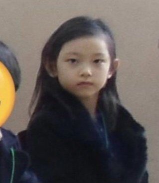 cakedegg's tweet photo. how has haerin kept the same hairstyle from kindergarten all the way to her teenage years https://t.co/TRDLxUchTe