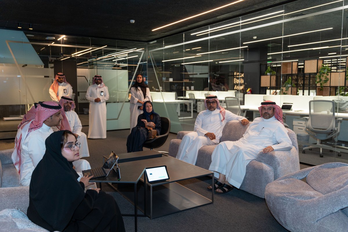 CEOFilmksa's tweet photo. تسهم مسرعات الأعمال في توسيع فرص النمو والابتكار للشركات الناشئة ورواد الأعمال. وخلال زيارتي لـ #مسرعة_الأعمال_في_الأفلام، اطّلعت على مشاريع المشاركين وما حققوه من تطوير في نماذج أعمالهم، ولمست في أفكارهم ابتكارًا وطموحًا، وفي حماسهم وشغفهم ما يبعث على الثقة بمستقبل السينما السعودية وما تحمله هذه المواهب من إمكانات واعدة.