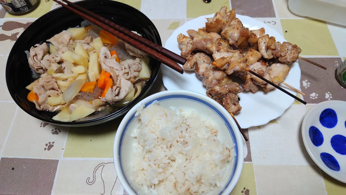 8000ukana's tweet photo. 今夜は豚汁！
早く使ってしまいたかったじゃがいもと人参とこんにゃくをぶち込んだ！
あとは、玉ねぎと平茸とちくわぶ！
そして、鶏もも肉も使わなきゃだったから、串に刺して焼き鳥にしちゃった。
シンプルだけど、柚子胡椒付けると美味いんだ♪
いただきます✨ https://t.co/zQZDVvCAJA