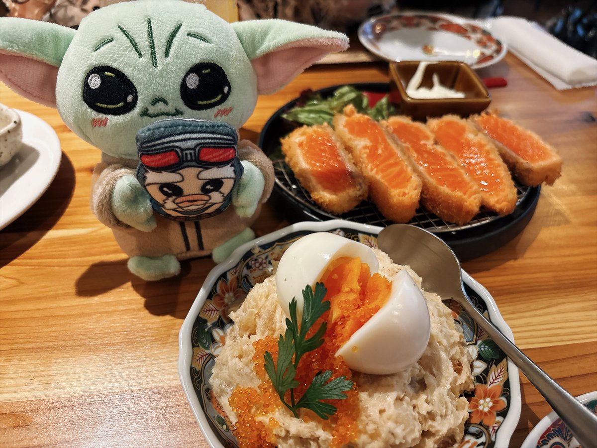 kanabun1203's tweet photo. レイラさんちいかわ映画見て居酒屋でご飯食べて来た！
2人共ミリしらだけど結構面白かった。みんな可愛いね。セイレーンちゃんとモモンガと栗みたいなのが好きかも。先生イケボでかっこよい。あと、最後の終わり方よかった。ああいうの好き。なんなら捕まってしまう所まであってもよかったかも。 https://t.co/Nhf4FFPx7P
