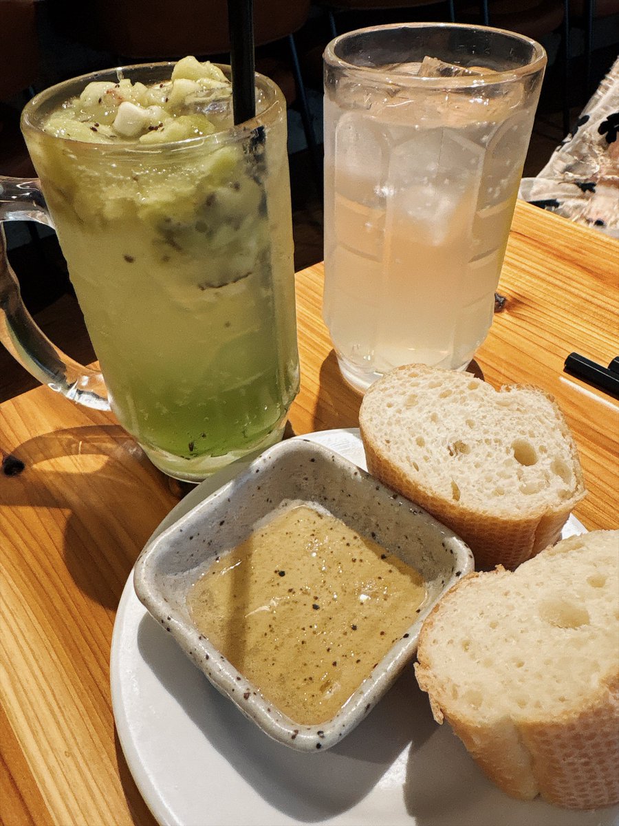 kanabun1203's tweet photo. レイラさんちいかわ映画見て居酒屋でご飯食べて来た！
2人共ミリしらだけど結構面白かった。みんな可愛いね。セイレーンちゃんとモモンガと栗みたいなのが好きかも。先生イケボでかっこよい。あと、最後の終わり方よかった。ああいうの好き。なんなら捕まってしまう所まであってもよかったかも。 https://t.co/Nhf4FFPx7P