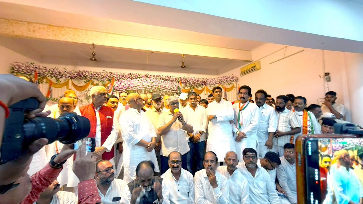 AkhileshPSingh's tweet photo. आगामी 8 अगस्त को जननायक श्री Rahul Gandhi जी प्रयागराज की धरती पर #Chhatron Ki Goonj से युवाओं, छात्रों और अभ्यर्थियों की आवाज़ को बुलंद करने आ रहे हैं।
इस कार्यक्रम को सफल बनाने के लिये प्रदेश प्रभारी श्री राजेन्द्र पाल गौतम अध्यक्ष अजय राय सांसद उज्वल रमन मैंने खुद भाग लिया । https://t.co/D07CA3fhHL