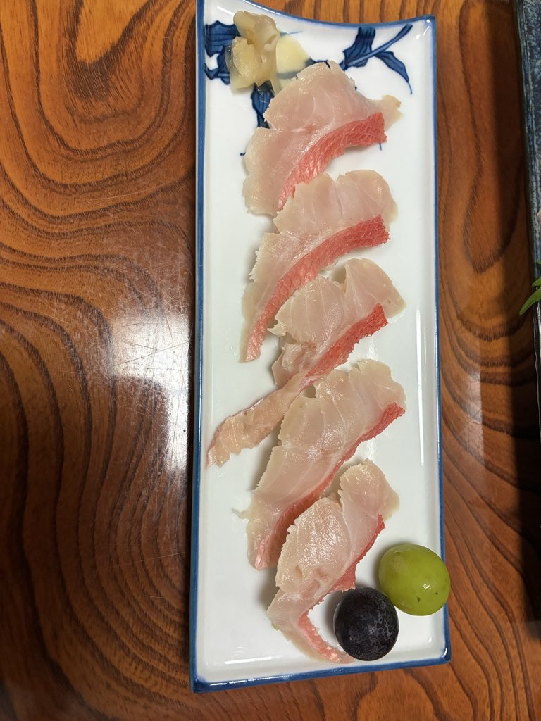 twinkle_mam's tweet photo. 金目鯛の刺身
浜あざみ入りすり身天ぷら
金目鯛のお刺身 https://t.co/LjZYFEYXig