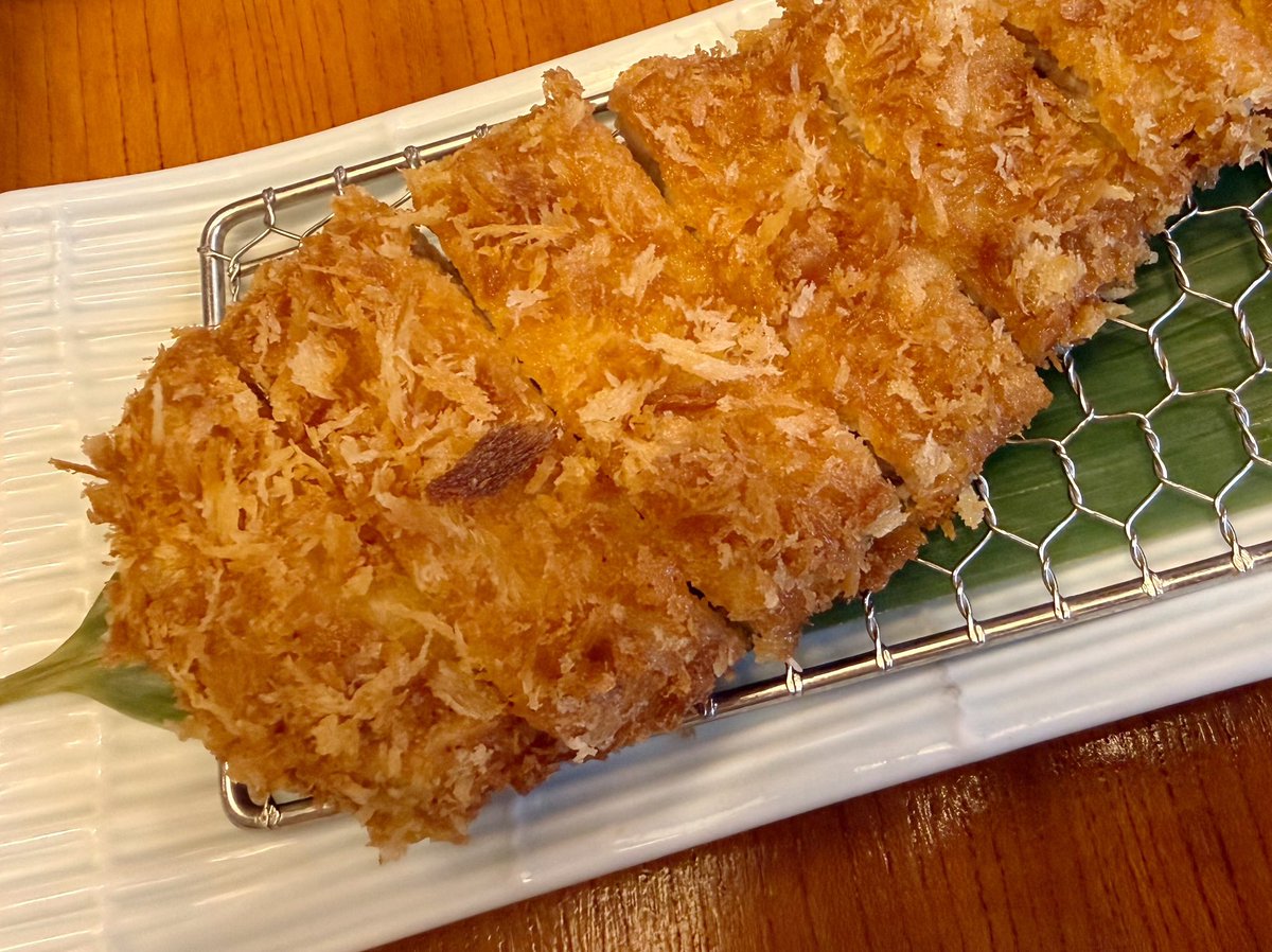 strayhiker's tweet photo. 山を歩くつもりが見事に寝坊した。そしてカロリーを消費しないまま、気の向くままにロースカツ。 https://t.co/kChBuEX30m