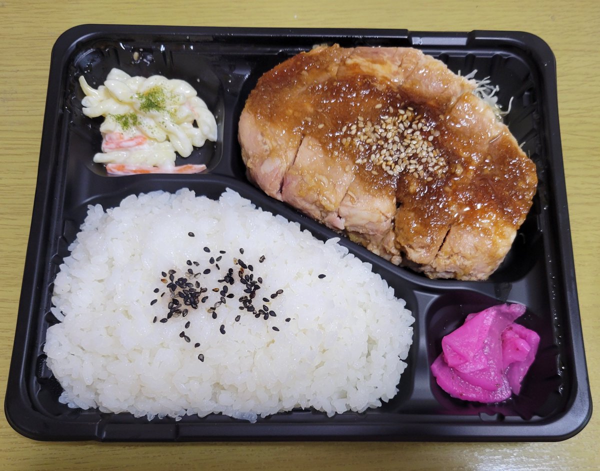 rogihugusu's tweet photo. 卸問屋直送 山太精肉店@足立区西新井
『国産豚の厚切り生姜焼き弁当』

久しぶりに来てみました。
注文では出なく、出来てる割引弁当にしてみました。
なかなかの厚み、肉肉しく脂身は柔らかく、味も良かったね。
これ割引で千円以下だったから満足度高かったわ。
#山太精肉店 https://t.co/1LRB1temXC