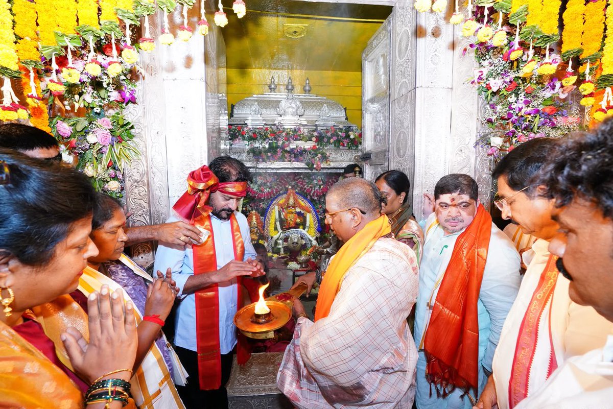 revanth_anumula's tweet photo. బోనాల ఉత్సవాల సందర్భంగా ఉజ్జయిని మహంకాళి అమ్మవారిని దర్శించుకొని ప్రత్యేక పూజలు చేశాను.. రాష్ట్రంలో సమృద్ధిగా వర్షాలు కురిసి, ప్రజలు పాడిపంటలతో, ఆయురారోగ్యాలతో , సుఖశాంతులతో సుభిక్షంగా ఉండేలా చూడాలని అమ్మవారిని ప్రార్థించాను.

#BonaluFestival #UjjainiMahankali https://t.co/pLYi4JIwzc