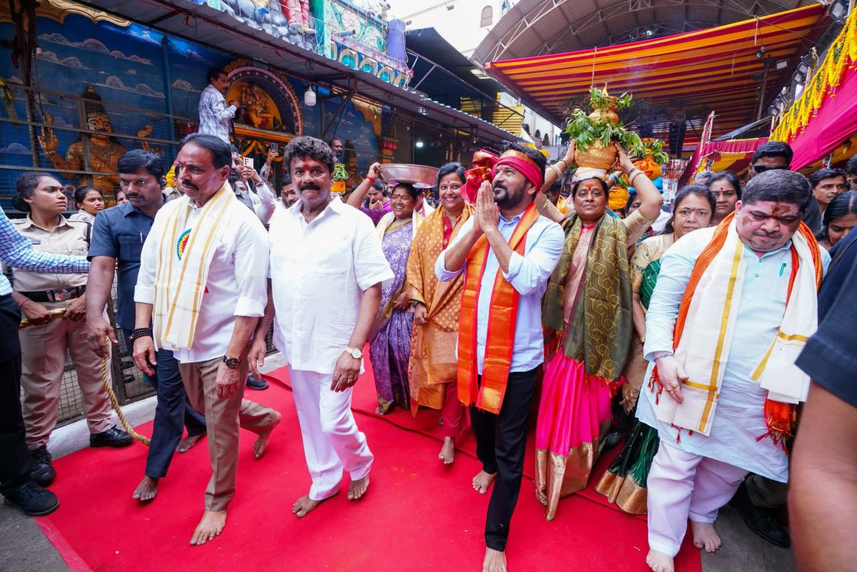 revanth_anumula's tweet photo. బోనాల ఉత్సవాల సందర్భంగా ఉజ్జయిని మహంకాళి అమ్మవారిని దర్శించుకొని ప్రత్యేక పూజలు చేశాను.. రాష్ట్రంలో సమృద్ధిగా వర్షాలు కురిసి, ప్రజలు పాడిపంటలతో, ఆయురారోగ్యాలతో , సుఖశాంతులతో సుభిక్షంగా ఉండేలా చూడాలని అమ్మవారిని ప్రార్థించాను.

#BonaluFestival #UjjainiMahankali https://t.co/pLYi4JIwzc