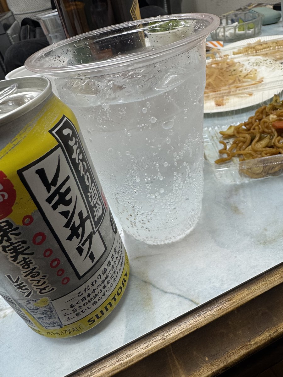 ararechan893's tweet photo. 外ではお祭りやってる���ど音聞き��がらテイクアウト食う https://t.co/myJVb9iexO
