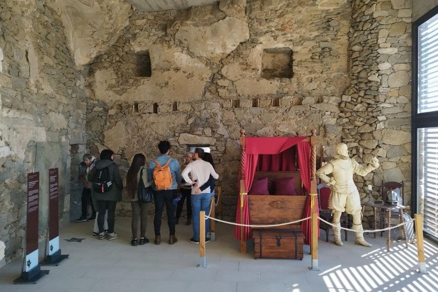 AjRoses's tweet photo. 🏛️ Aquest estiu Roses proposa descobrir el seu patrimoni amb activitats immersives, jocs i visites nocturnes per a tots els públics! 🌟
🙌 Redescobreix la història rosinca a través de la Ciutadella i el Castell de la Trinitat! 😊
ℹ️ Programació: https://t.co/1bKjsxSfWD
#aRoses https://t.co/s9c5kglwfR