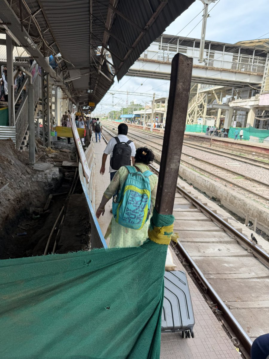 adityavaish's tweet photo. This is Gwalior Junction. Are we just waiting for stampede or some incident to occur before we realize how hazardous this small path is to walk on especially when catching train and risking tripping over? @AshwiniVaishnaw @indianrail https://t.co/EFugAozCWZ