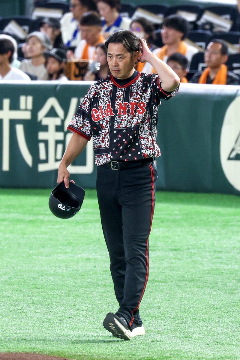 _m_79kame's tweet photo. 今日もイケおじがイケおじすぎましたが、
挨拶が中指立ててww

#亀井善行 #giants #ジャイアンツ
2026.08.02 東京ドーム https://t.co/brnAtkYNf7