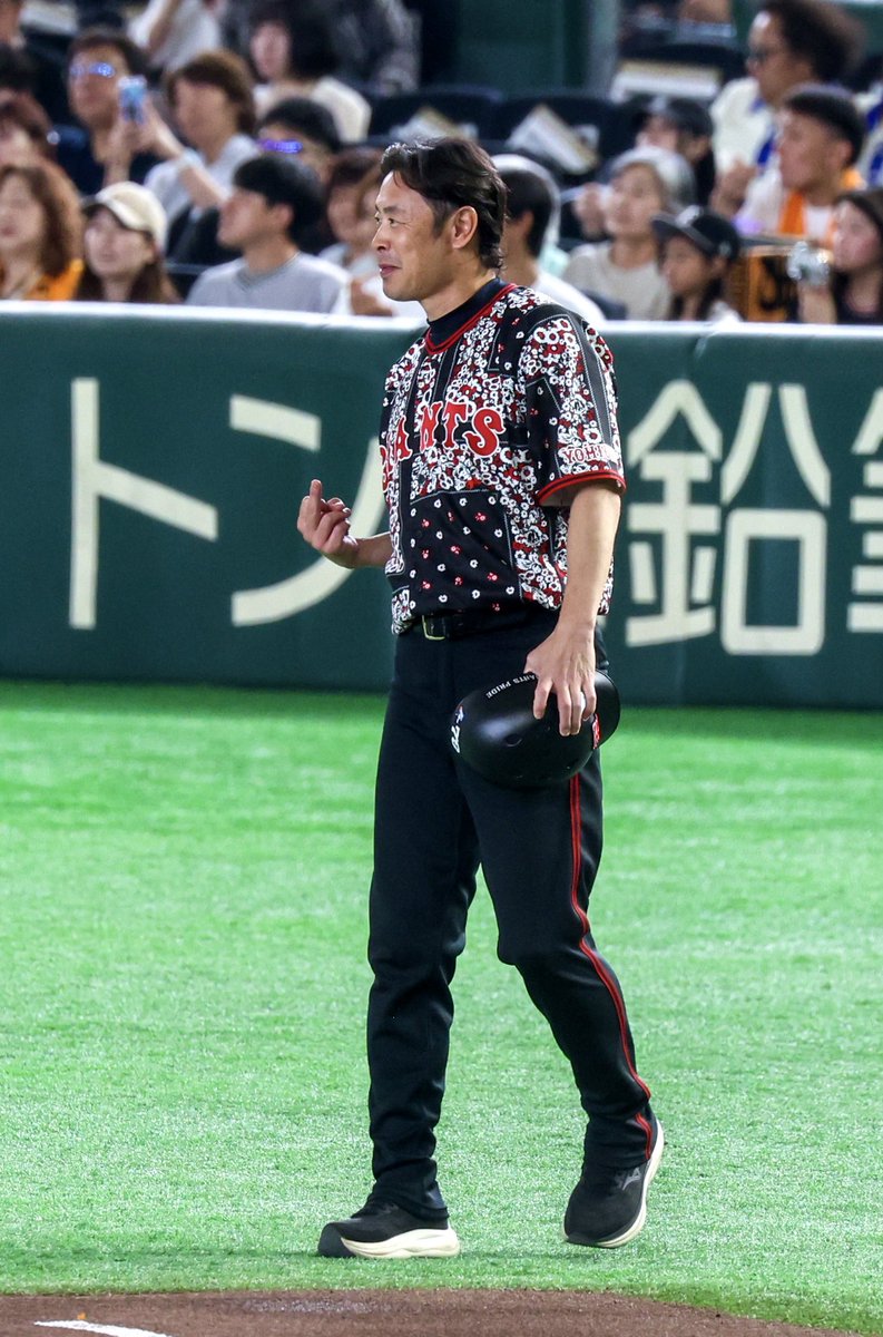 _m_79kame's tweet photo. 今日もイケおじがイケおじすぎましたが、
挨拶が中指立ててww

#亀井善行 #giants #ジャイアンツ
2026.08.02 東京ドーム https://t.co/brnAtkYNf7