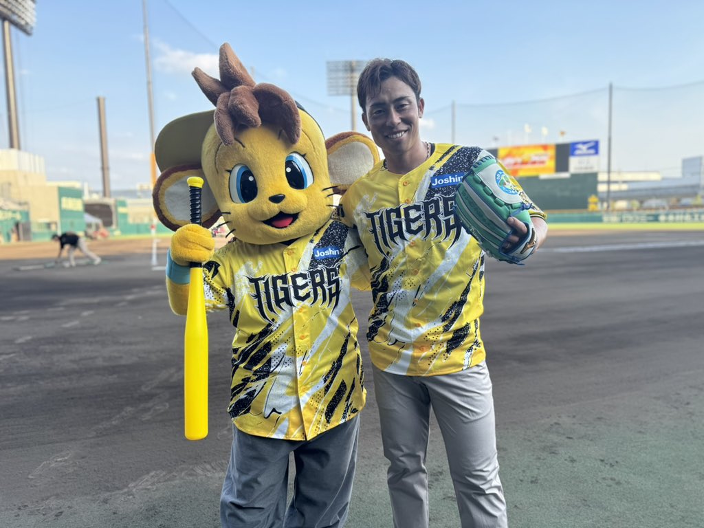 Tigers_farm's tweet photo. SGLスタジアムでの『ウル虎の夏』最終日の今日はタイガースOBで現在アカデミーコーチの #江越大賀 さんによるファーストピッチ実施しました！
果たして球速は何キロ出たのか！？

#阪神タイガース
#ウル虎の夏
#ゼロカーボンベースボールパーク https://t.co/WvZaqu6cuP