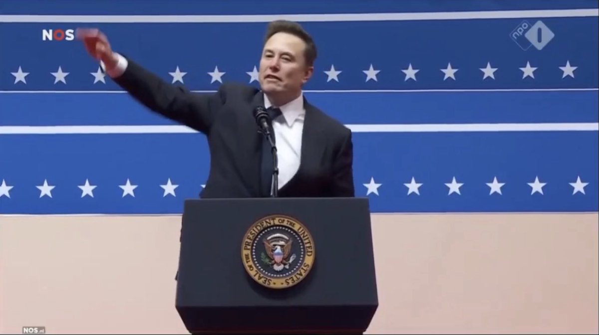 Rechtserakker25's tweet photo. Volgens de NOS deed @elonmusk hier een nazigroet. Wat is het verschil met @MinPres op de #pride ?

En voor ik hier weer van die belachelijke reacties op krijg, geen van beiden brengt hier dus effectief een nazigroet hé.  Maar in het geval van Musk schreeuwt de linkerzijde moord en brand. Als Jetten hetzelfde doet, is het gewoon een vriendelijke groet.