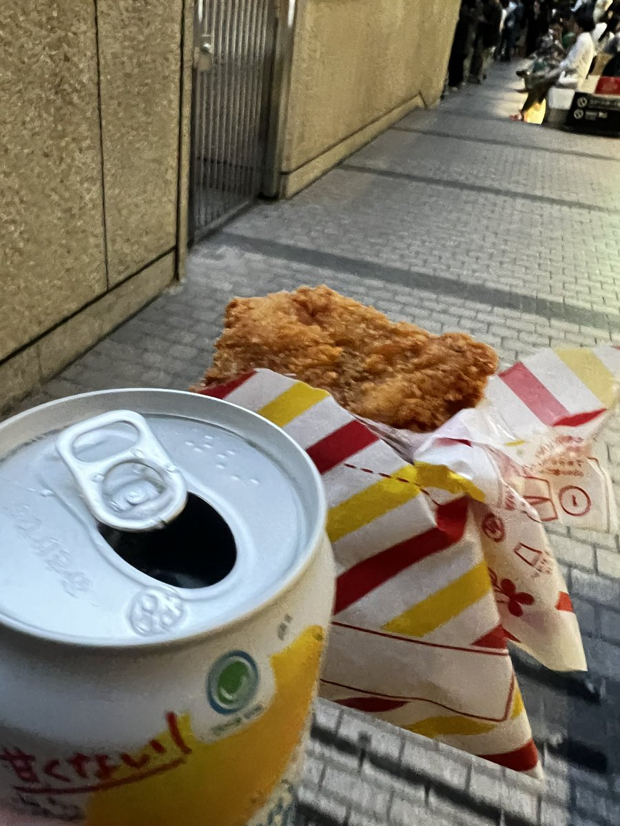 mamengreen's tweet photo. ケチャ祭りに来ている。最終日日曜にきたけど大盛況。
今日は家でゆ���くりしようと思ってたけど、急に行こうと思い立った。ケチャ聴いてると自分の中のモヤモヤした澱のようなものを吹っ飛ばしてくれてるよーな気持ちになる。そういう感覚は大事にしようと思うと共に呼ばれてんのかなぁともオモ https://t.co/l5jl99oUoJ