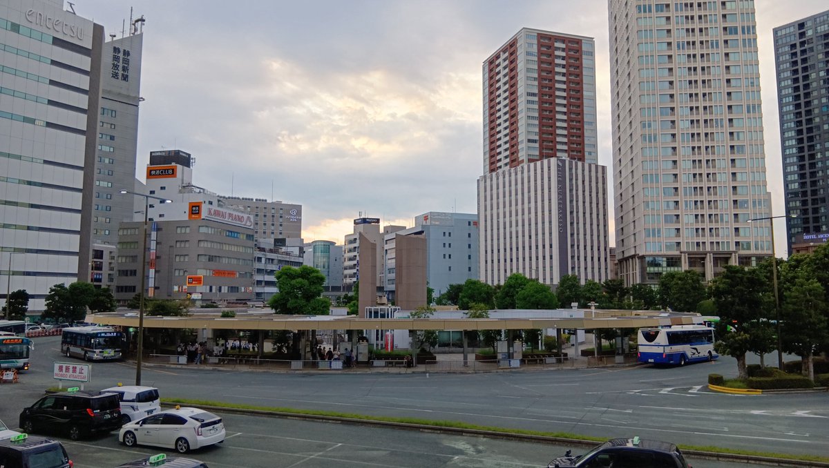 reinin2000's tweet photo. 日本には、逆境に抗い続けた街があります。
この街は県庁所在地に選ばれず、港湾も作られず、新幹線「のぞみ」の停車駅にも選ばれませんでした。
しかし民間の力でバイクや楽器といった製造業を興し、全国屈指の工業都市、人口76万人を擁する政令市まで上り詰めたのです。
…そう、浜松のことです。 https://t.co/uKwLr71sLV