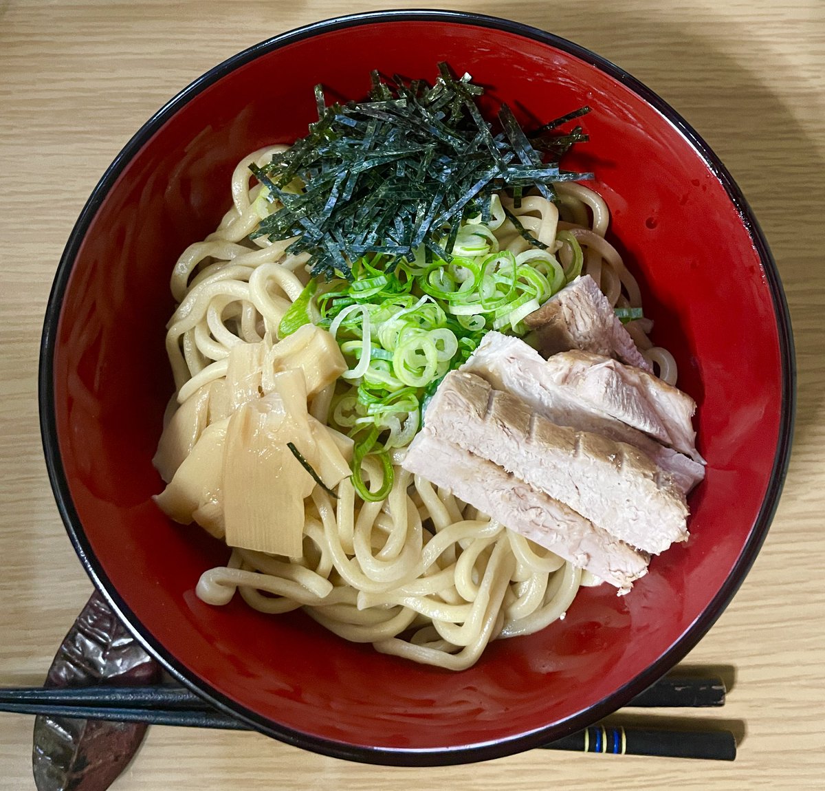 8ppo_bunjin's tweet photo. 東京油組総本店が好きすぎるあまり、再現しようと奮闘しました。
食材の配置はそのまま。チャーシューも作りました。でもやっぱりアリューロン層入りの麺の再現が難しい。味ももう少し淡白な方が好きだったので、まだまだ研究する。 https://t.co/95Lu8cDdAV