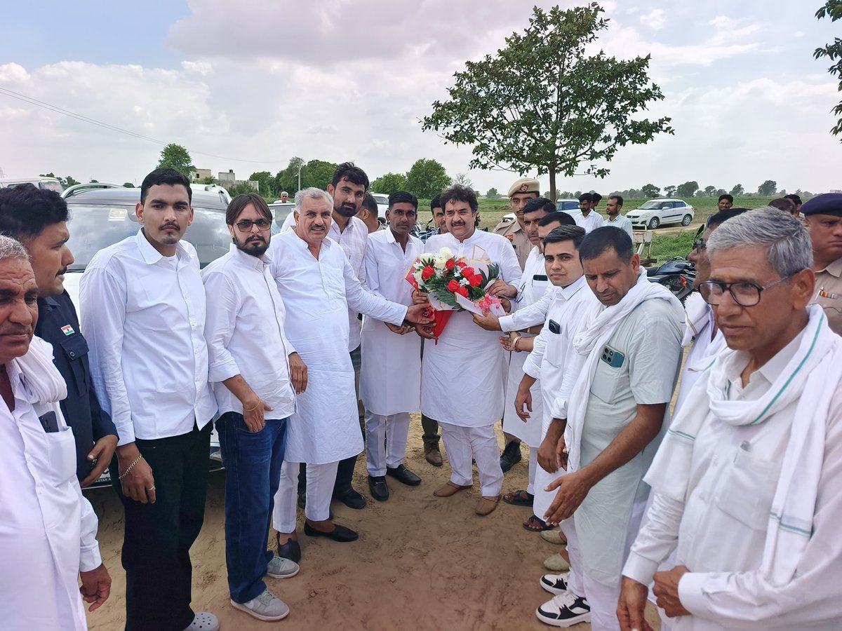 bishnoikuldeep's tweet photo. 3. पीलीबंगा, राजस्थान स्थित श्री गुरु जंभेश्वर मंदिर में समाज के प्रबुद्धजनों एवं सभी सम्मानित साथियों द्वारा मिले अपार स्नेह, आत्मीय स्वागत और मान-सम्मान से मैं अभिभूत हूँ। आप सभी का यह प्रेम मेरे लिए अमूल्य धरोहर है, जिसके लिए मैं हृदय की गहराइयों से आपका आभारी हूँ।

इस अवसर पर समाज के गणमान्य साथियों के साथ खेजड़ी सहित पर्यावरण संरक्षण के लिए सशक्त एवं प्रभावी कानून बनाए जाने को लेकर सार्थक विचार-विमर्श हुआ। प्रकृति और पर्यावरण की रक्षा हम सभी की सामूहिक जिम्मेदारी है, और इस दिशा में समाज की एकजुटता अत्यंत प्रेरणादायी है।

पीलीबंगा में आधा दर्जन से अधिक जलपान एवं आत्मीय मिलन कार्यक्रमों में समाज के बंधुओं से मिलने, उनके विचार जानने और उनका स्नेह प्राप्त करने का सौभाग्य मिला। आप सभी ने जो सम्मान, विश्वास और अपनापन दिया, उसके लिए मैं सदैव आपका ऋणी रहूँगा।

इस दौरान विधायक भाई रणधीर पनिहार जी, पीलीबंगा के विधायक श्री विनोद गोठवाल जी, श्री परसराम जी, श्री पप्पूराम डारा जी, श्री सुभाष देहडू, श्री जगदीश कड़वासरा जी, श्री बलदेव जी, जी, श्री रामगोपाल जी, श्री जयसुख सिगड़ जी सहित अनेक सम्मानित गणमान्य बंधुओं का स्नेह एवं सान्निध्य प्राप्त हुआ।

आप सभी का यह स्नेह, विश्वास और आशीर्वाद सदैव मुझे समाज सेवा एवं जनसेवा के पथ पर आगे बढ़ने की प्रेरणा देता रहेगा।