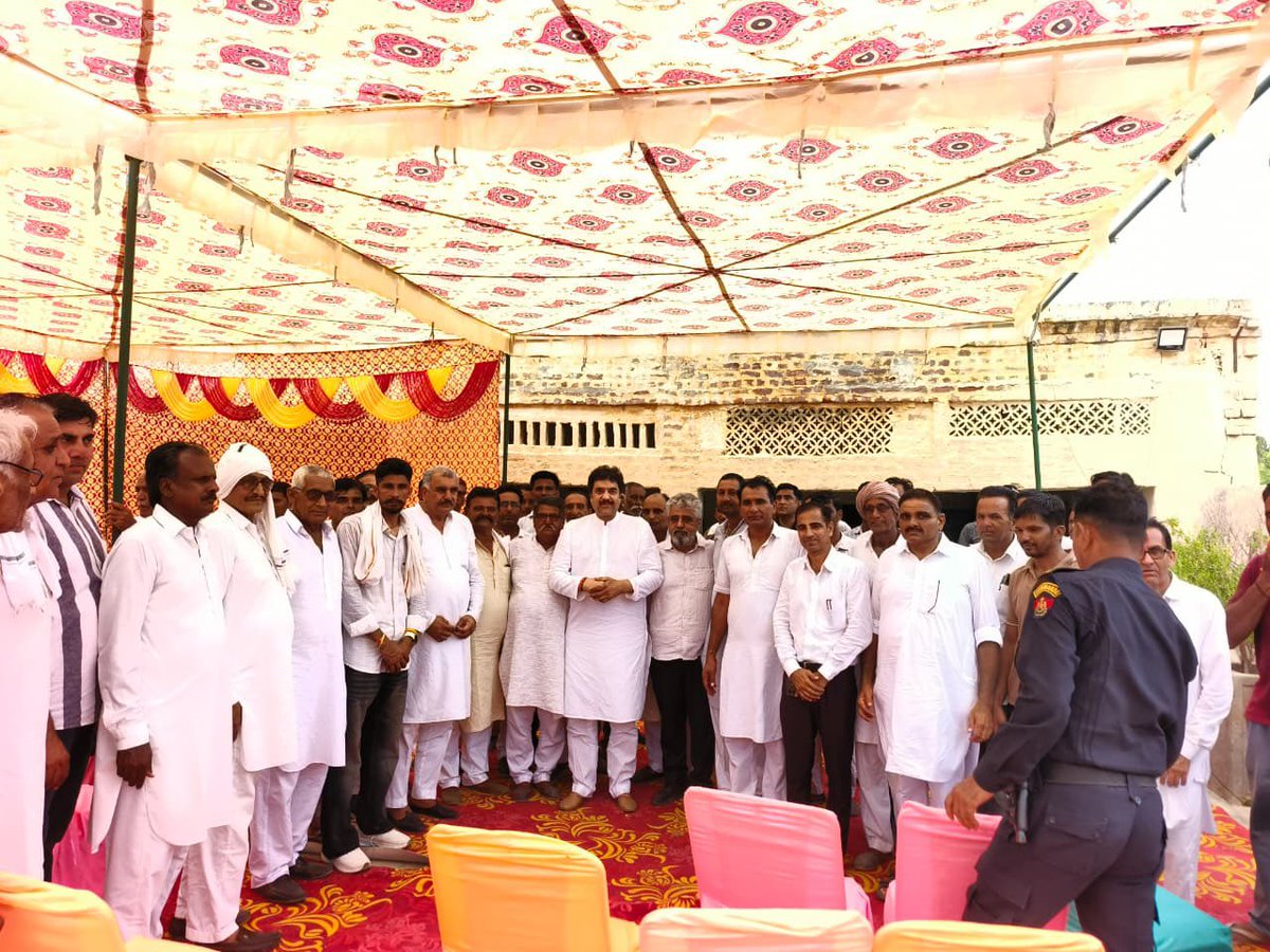 bishnoikuldeep's tweet photo. 3. पीलीबंगा, राजस्थान स्थित श्री गुरु जंभेश्वर मंदिर में समाज के प्रबुद्धजनों एवं सभी सम्मानित साथियों द्वारा मिले अपार स्नेह, आत्मीय स्वागत और मान-सम्मान से मैं अभिभूत हूँ। आप सभी का यह प्रेम मेरे लिए अमूल्य धरोहर है, जिसके लिए मैं हृदय की गहराइयों से आपका आभारी हूँ।

इस अवसर पर समाज के गणमान्य साथियों के साथ खेजड़ी सहित पर्यावरण संरक्षण के लिए सशक्त एवं प्रभावी कानून बनाए जाने को लेकर सार्थक विचार-विमर्श हुआ। प्रकृति और पर्यावरण की रक्षा हम सभी की सामूहिक जिम्मेदारी है, और इस दिशा में समाज की एकजुटता अत्यंत प्रेरणादायी है।

पीलीबंगा में आधा दर्जन से अधिक जलपान एवं आत्मीय मिलन कार्यक्रमों में समाज के बंधुओं से मिलने, उनके विचार जानने और उनका स्नेह प्राप्त करने का सौभाग्य मिला। आप सभी ने जो सम्मान, विश्वास और अपनापन दिया, उसके लिए मैं सदैव आपका ऋणी रहूँगा।

इस दौरान विधायक भाई रणधीर पनिहार जी, पीलीबंगा के विधायक श्री विनोद गोठवाल जी, श्री परसराम जी, श्री पप्पूराम डारा जी, श्री सुभाष देहडू, श्री जगदीश कड़वासरा जी, श्री बलदेव जी, जी, श्री रामगोपाल जी, श्री जयसुख सिगड़ जी सहित अनेक सम्मानित गणमान्य बंधुओं का स्नेह एवं सान्निध्य प्राप्त हुआ।

आप सभी का यह स्नेह, विश्वास और आशीर्वाद सदैव मुझे समाज सेवा एवं जनसेवा के पथ पर आगे बढ़ने की प्रेरणा देता रहेगा।