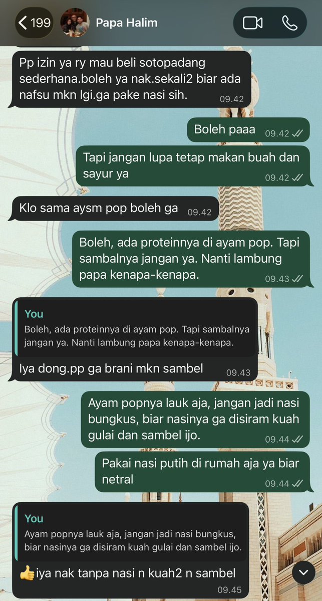 Adriandhy's tweet photo. Aku Alhamdulillah dibesarkan Ayah yang mentalnya sehat, punya maskulinitas positif, nggak segan ungkapkan sayang, sehingga aku juga nggak pernah awkward untuk bilang aku sayang beliau. Dan di usia senjanya, beliau ga bandel jaga kesehatan; kalau ngidam izin dulu. Love you, Pa.🤍 https://t.co/vTDQvN1SYa