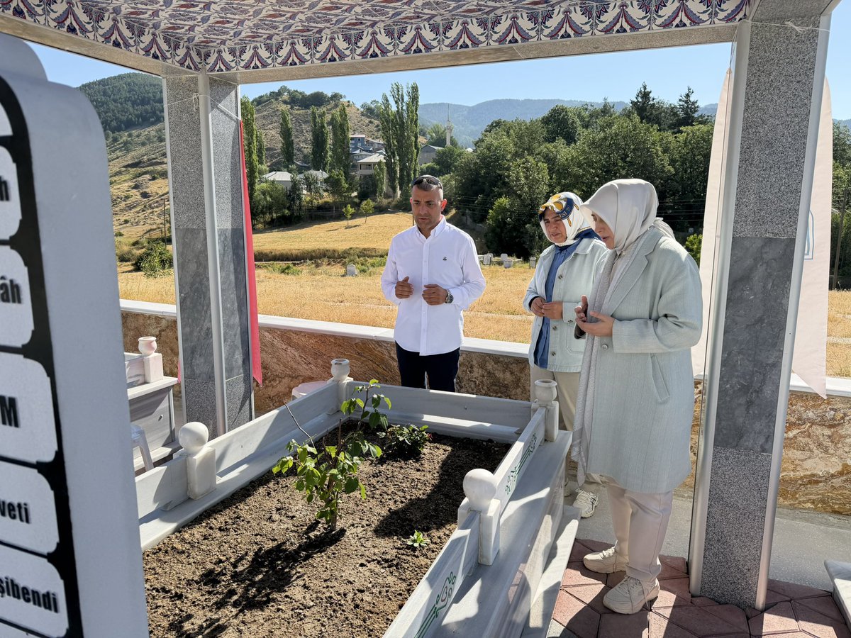 AvOzlemZengin's tweet photo. Giresun, Alucra, Boyluca Köyü, gönüldaşların malumuyla Zun…

Anadolu’nun eşsiz beldelerinden, bereketli topraklarından, gönül birliğine manevi iklimine yolculukla sabahın feyziyle başlayan bir gün… 

Horasan erenlerinden mutasavvıf Mahmud Çağırgan-ı Velî ve Bereketzâde Camii İmam Hatiplerinden Hafız Kasım Yağcıoğlu (Kasım Baba) Hocamızın medfun bulundukları köylerinde kabirlerini ziyaret ettik. 

Cenab-ı Hak mekânlarını cennet, makamlarını âli eylesin. 

Alucra’ya, Boyluca Köyüne, tüm sakinlerine, kardeşlerimize hassaten teşekkür ediyorum.