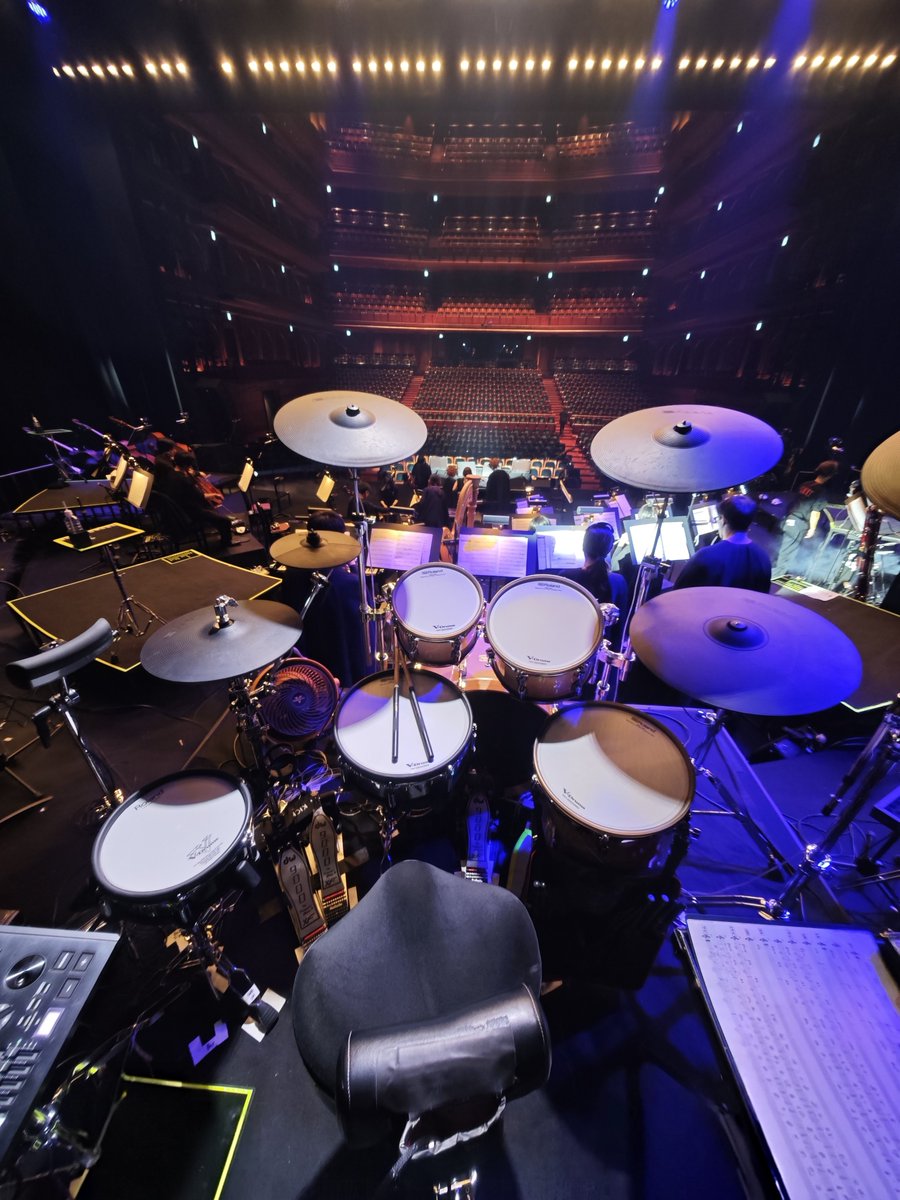 HIDEHIRO_drums's tweet photo. 『GACKT 魔王シンフォニー 2026 -INFINITY- organized by billboard classics』ツアー４箇所！！
福岡公演（久留米シティプラザ）大盛況終了しました！！
ドラムから見える景色は絶景そのもの！！✨️
テンションブチ上がりで演奏させて頂きました！！🥁
次回は8月11日(祝)、東京！！
かますで！！🔥
#GACKT #YFCz #魔王シンフォニー
