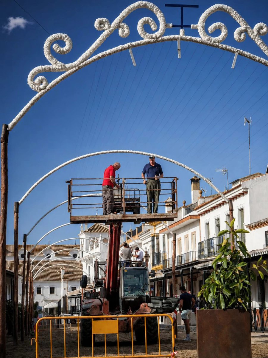 mabernalsanchez's tweet photo. Se levantan los arcos en la Aldea de El Rocío. Quedan 17 días para la #Venida https://t.co/TRJWWFHC9o