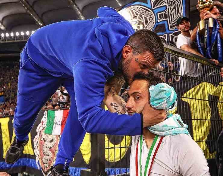 ema_bertoldi's tweet photo. @Vinc881 @PUNAROTECH Beh intanto ricordate di tenere acceso il cero votivo di ringraziamento tutti i giorni.....
#partelesa .... https://t.co/PX2dMrhIRP