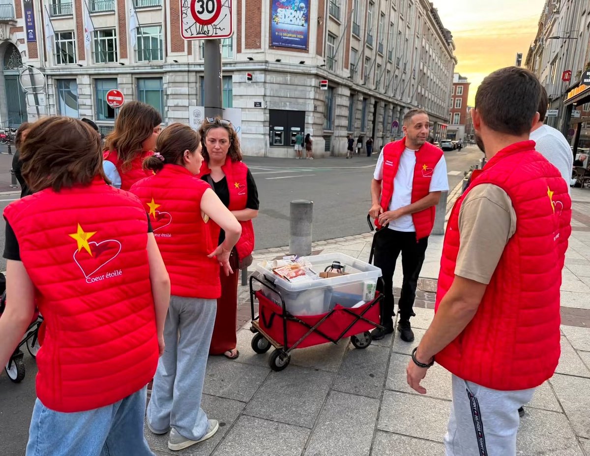 BouananiKalid's tweet photo. Un café chaud, un repas et quelques minutes d’écoute peuvent parfois changer une journée. 
Merci à tous ceux qui rendent nos #Maraudes possibles. Continuons à faire vivre la #Solidarité à #Lille.

❤️ Cœur Étoilé 🌟
👉 https://t.co/G1MCJpRV3z https://t.co/X8E8fwp8oh