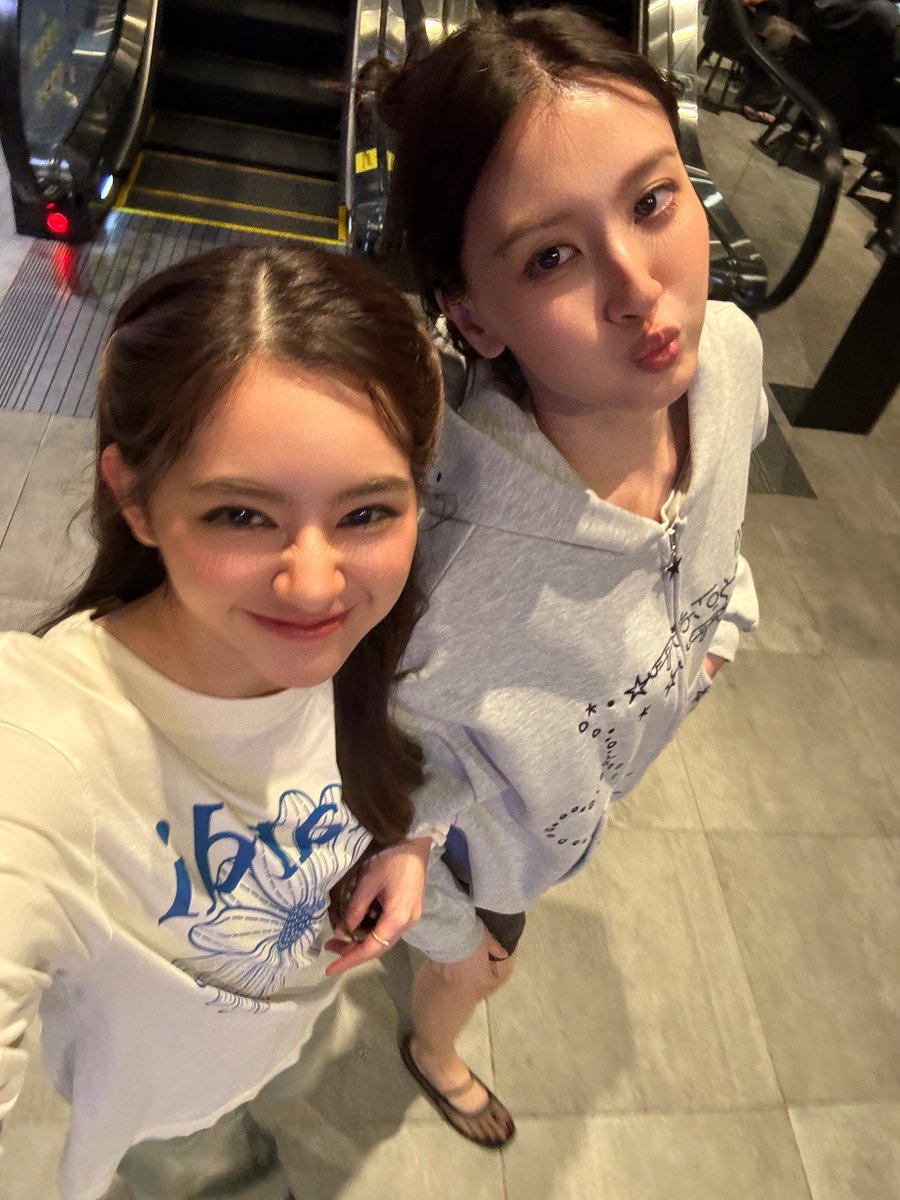 impunchyourface's tweet photo. สิงคโปร์เกิดอาไรน้อ 😳 https://t.co/OssTHZSdMm