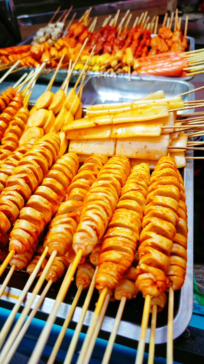 LoreeLarrifff's tweet photo. Craving late-night street snacks Check out this crispy fried skewer with chili flakes—warm, savory, and pure street joy! https://t.co/QcE0M1IqbZ