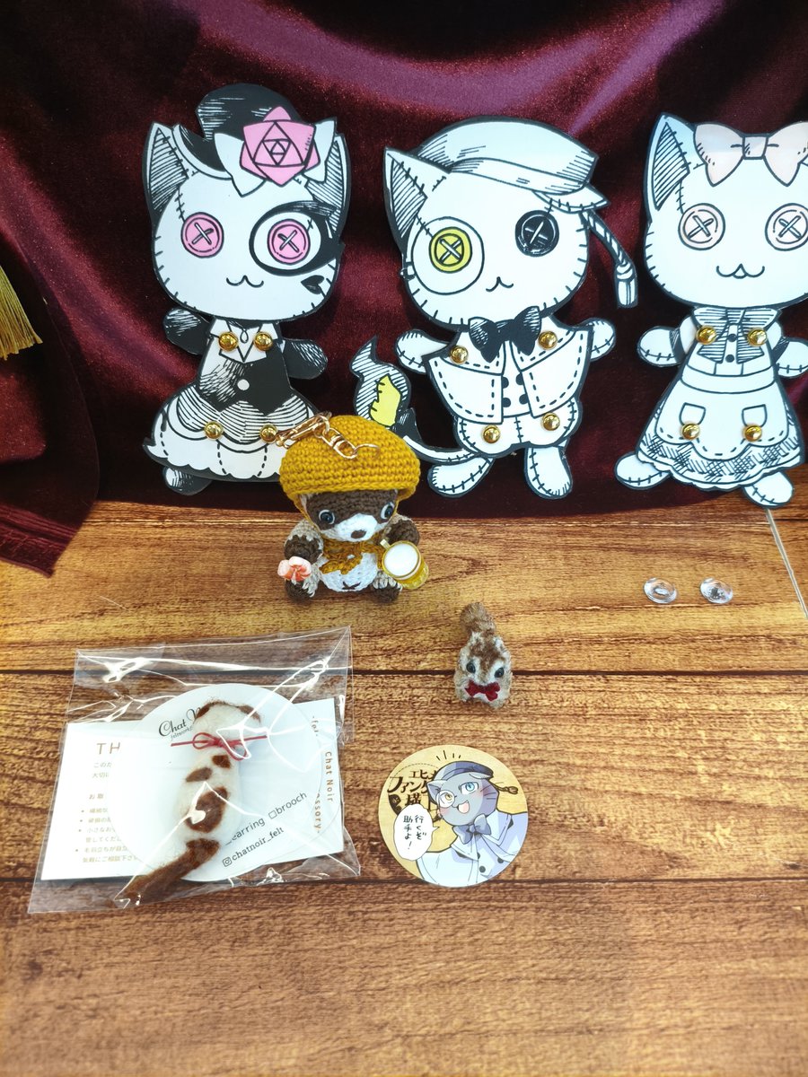 7Oyr7's tweet photo. ヒメ横から帰ってきましたー!!
今回はタヌキとリスと猫を買いました!!（後ろ２枚画像は自室に陳列したもの）
後日ポストカードが届く予定です。
１１時の開場から１６時の閉場まで居座ってました大満足!!!

#ヒメ横
#エヒメファンタジー横丁 https://t.co/YFQdESYRpJ
