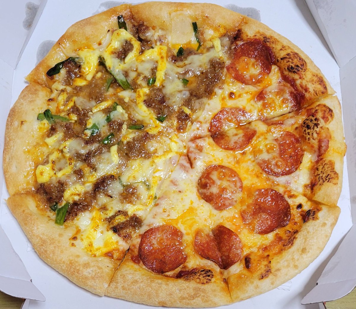 rogihugusu's tweet photo. ピザハット
『(肉の日)ペパロニクラシック／新・特うまプルコギMサイズ』

今回、トッピングのバランスが過去一良かったね。
美味しかったわ😋
#ピザハット https://t.co/SUf71Ali57