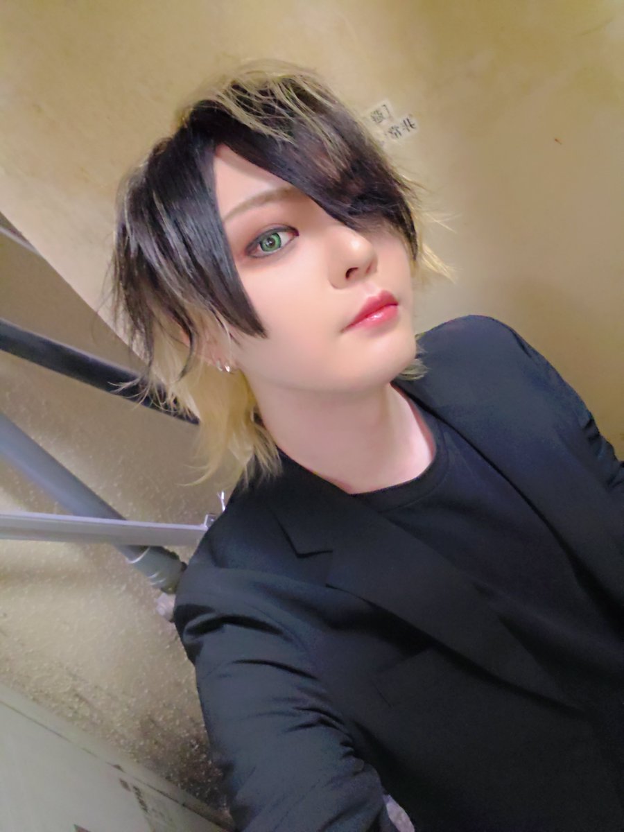 tsu_k5's tweet photo. LAWサポートでしたありがとうございました

ぱんぱんのEDGE最高に気持ちよかったです
後COWARDめっちゃ好きって言ったらセトリに組んでくれました
めっちゃ優しい

次のサポートは未定なんでまたどこかでお会いしましょう

ではまた https://t.co/1BxU7o4YhC