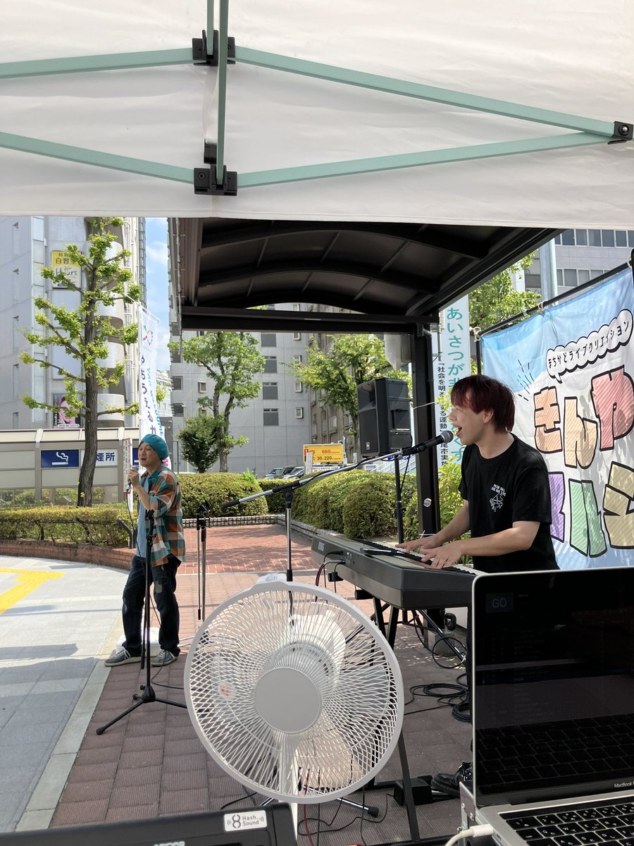 SoundHash's tweet photo. ドンちゃんの為に約20組のアーティストが近鉄八尾駅前に集合
しかもトップバッターは本人…笑
みんな最高のライブ
僕も少しは彼の力になれたでしょうか

プリズムホール
あの景色の中で歌う彼は最高に格好良かったです
感動した

沢山のアーティストの皆様
ドンちゃん
お疲れさんでした！

#山本義則 https://t.co/ki6Llpgjxk